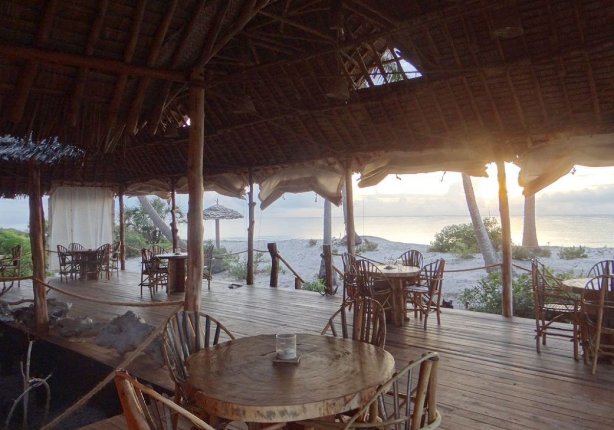 Restaurant bei Sonnenaufgang.