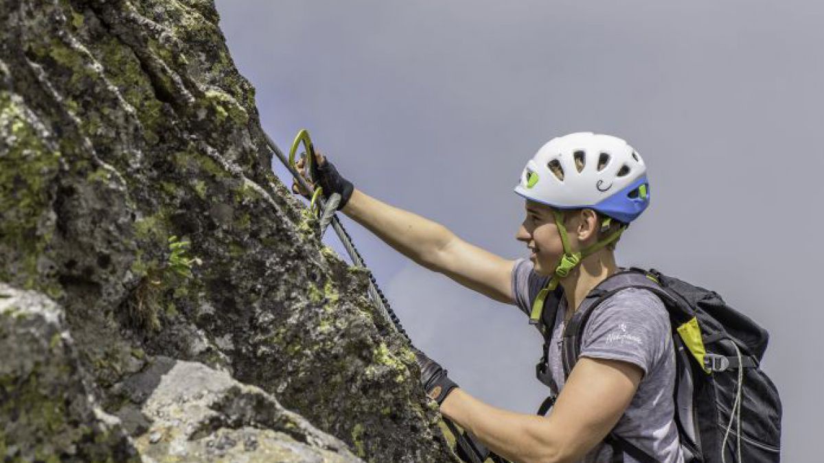 Bub am Klettersteig.