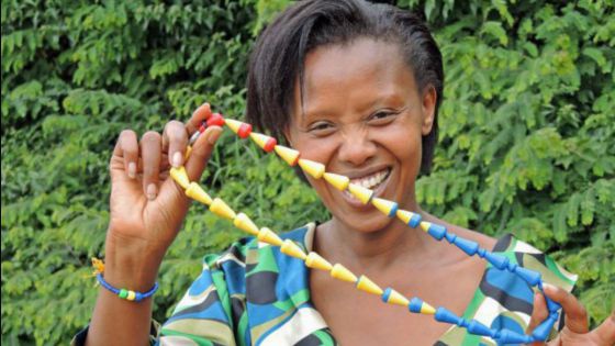 Nicolette Nsabimana mit einer Geburtenkontrollkette. 