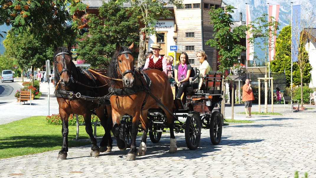 Pferdekutsche mit Fahrgästen.