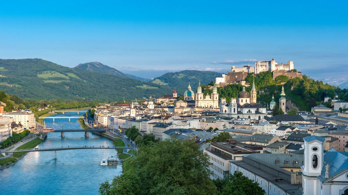 Salzburg mit Salzach Altstadt und Festung.