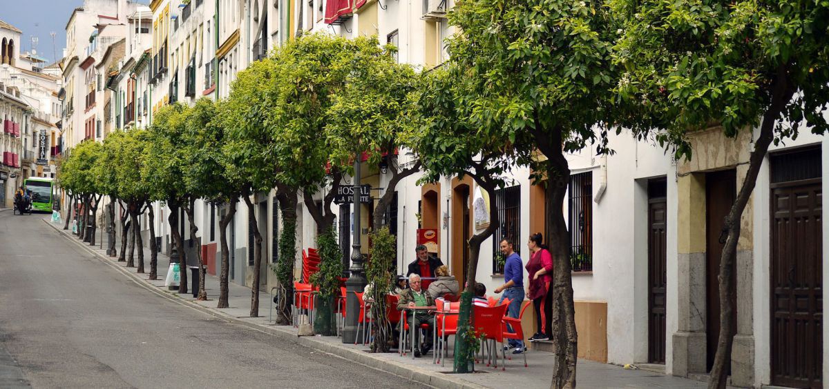 Tische am Gehseig in einer Allee in Cordoba.