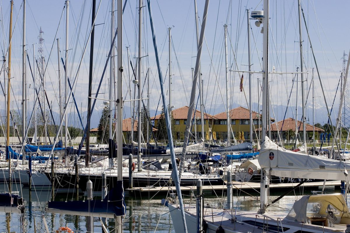 Viele Segelmasten in der Marina Sant’Andrea in San Giorgio di Nogaro.