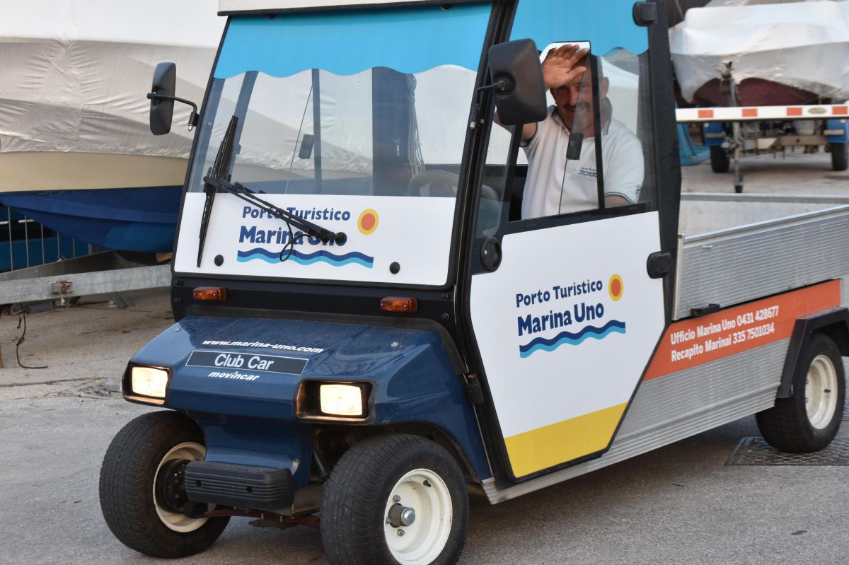 Elektrocart, Fahrer winkt aus offenem Fenster.