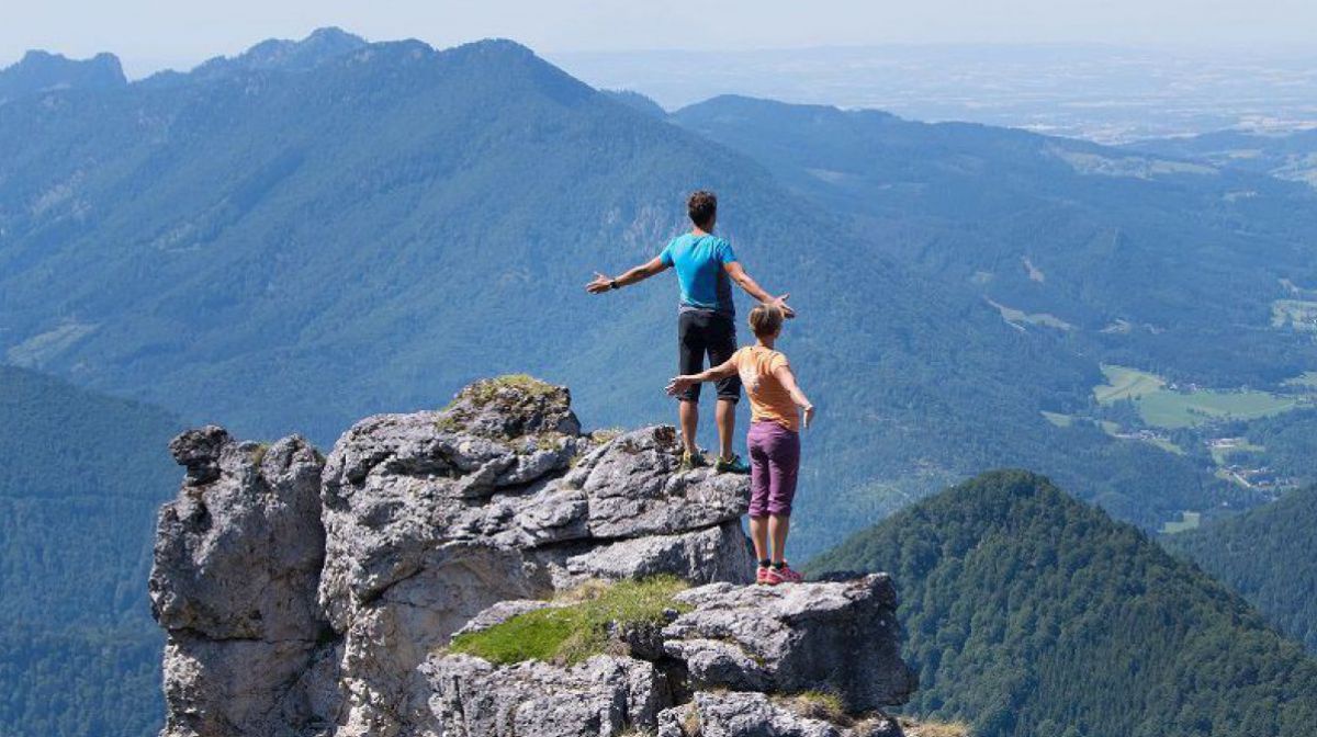 2 Personen auf einem Berggipfel.