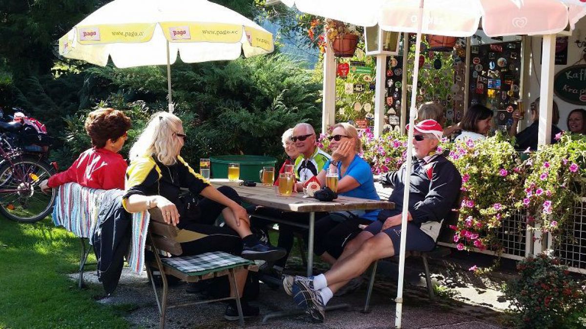 Gruppe von Ragfahreren bei einer Rast im Gastgarten.