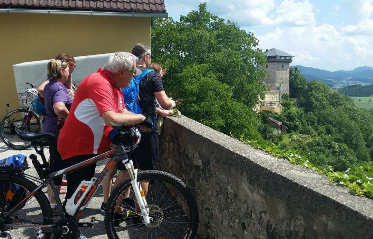 Gruppe von Radfahrern in Althofen Blick auf den Annenturm