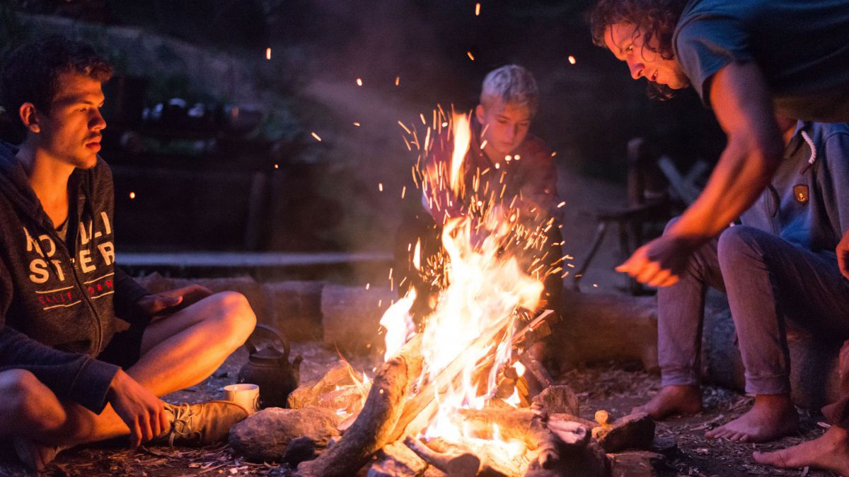 3 Buben am nächtlichen Lagerfeuer