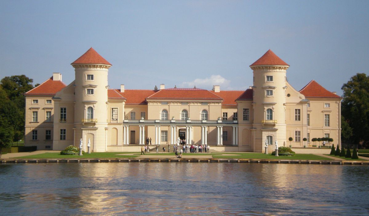 Schloss Rheinsberg am Wasser gelegen.