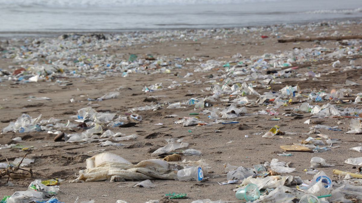Strand voll Plastikmüll