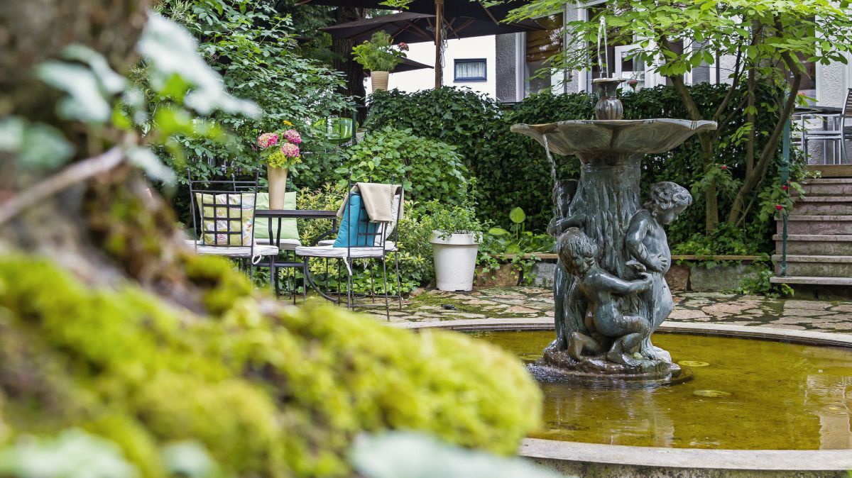 Brunnen mit Statue im Garten