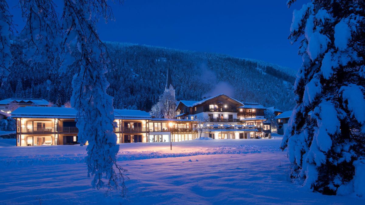 Hotel im Winter in der Nacht - ganz in blau.
