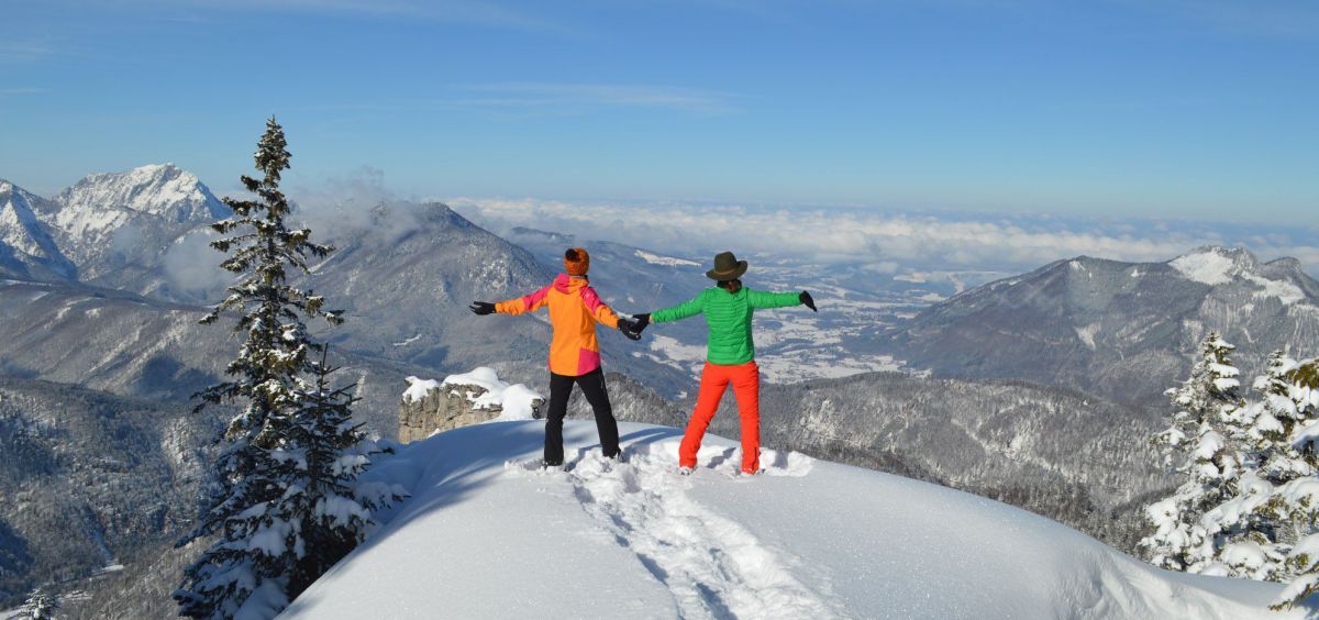 2 Personen auf einer Anhöhe im Schnee mit weitem Blicl ins Almtal.