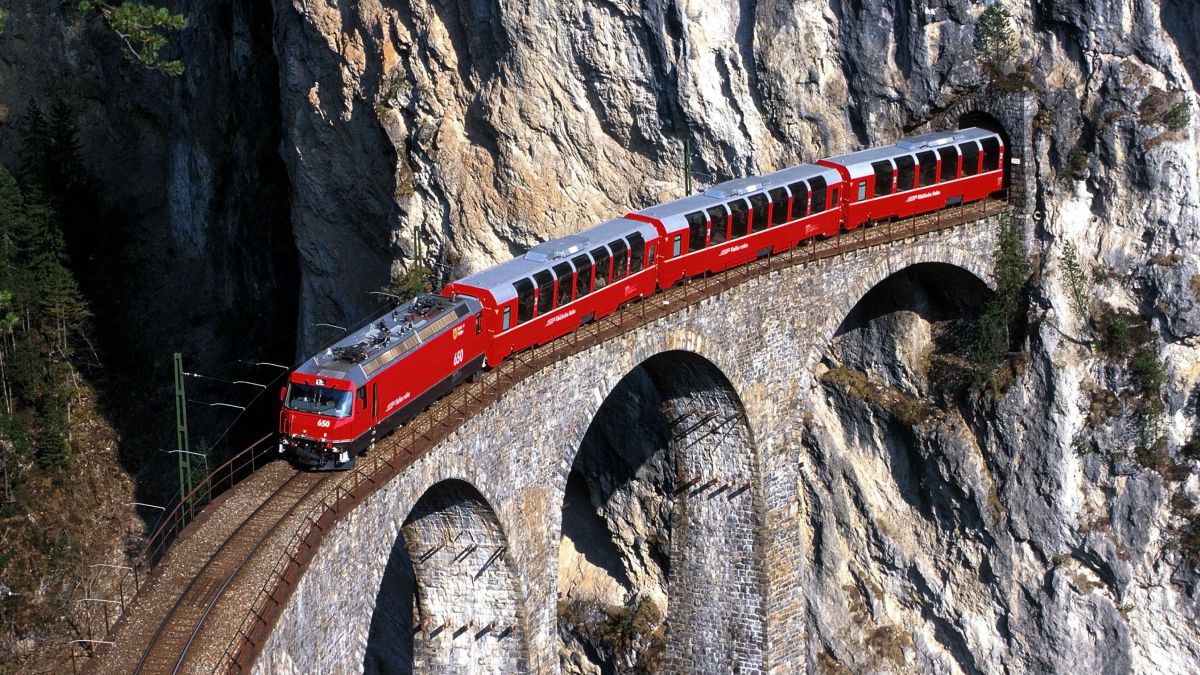 Roter Zug überquert den weltbekannten Landwasserviadukt. 