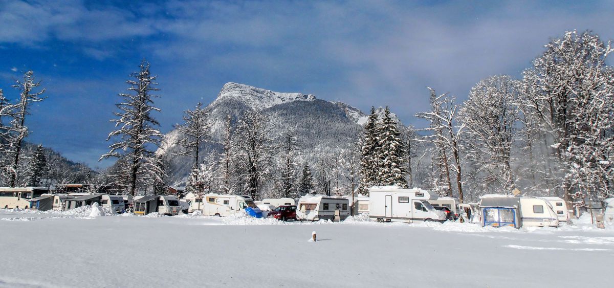 Winterlandschaft mit Campingplatz.