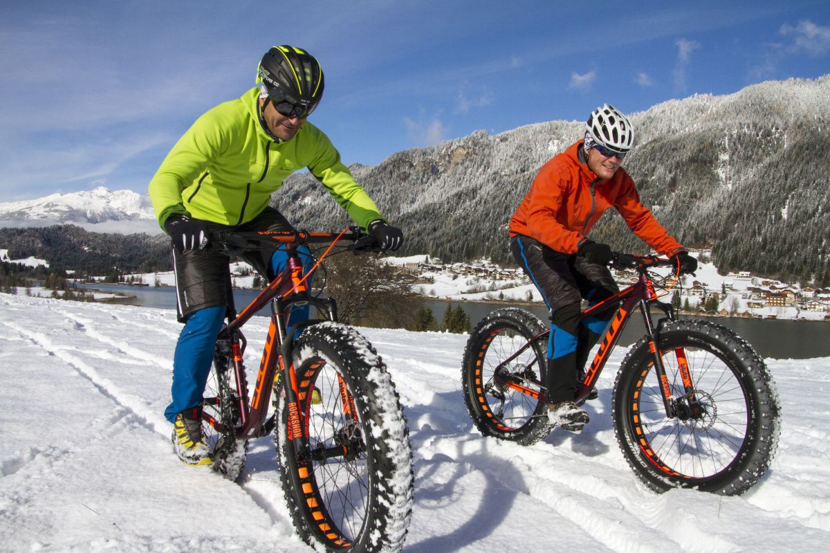 2 Radfahrer im Schnee mit Fatbikes - die haben extra dicke Räder.