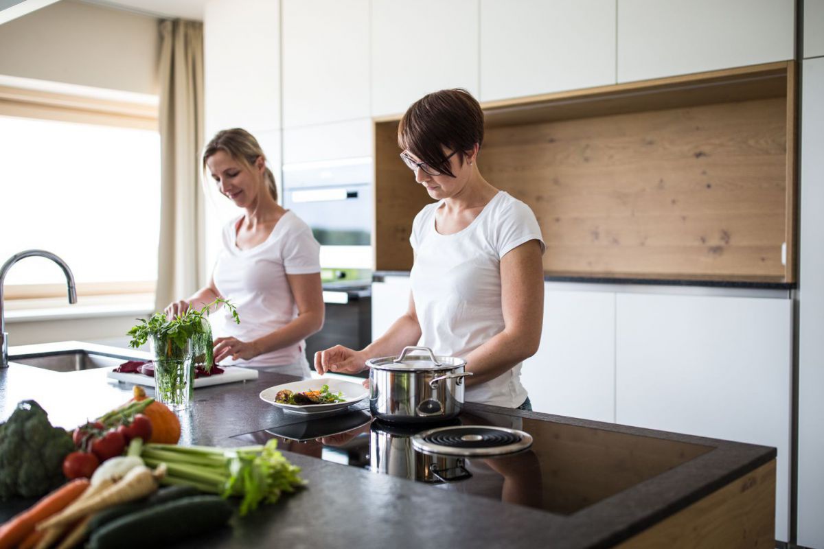 2 Frauen in der Küche kochen Gemüse