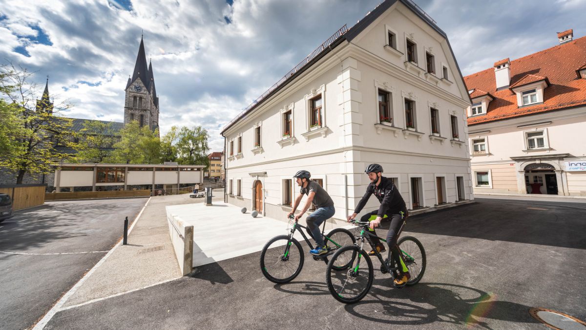 Hostel Bearlog mut 2 Radfahrern davor.