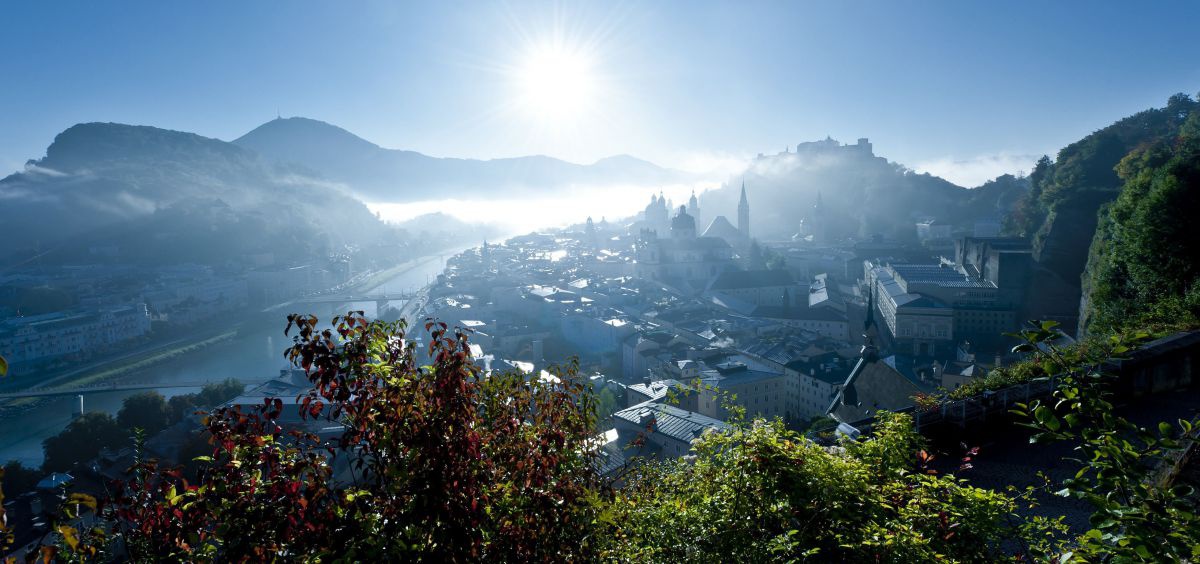 Blick auf Salzburg, die Sonne frisst sich gerade durch die letzten Nebelfetzen.