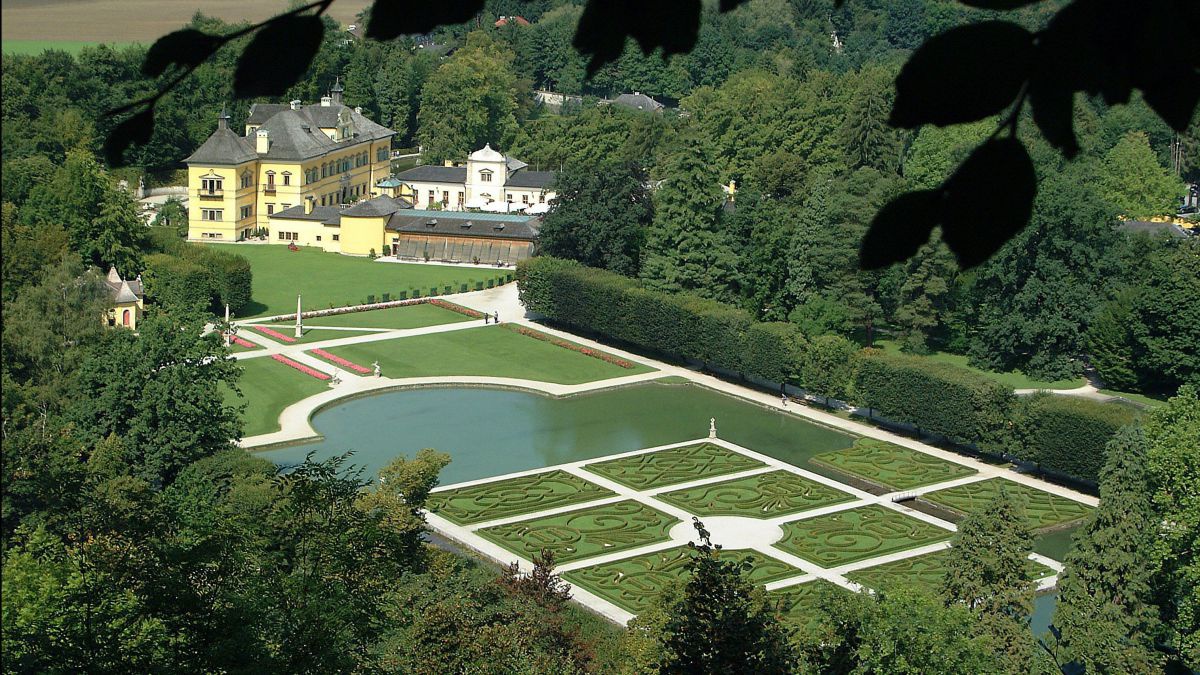 Blick vom Wald hinunter auf das Schloss Hellbrunn.