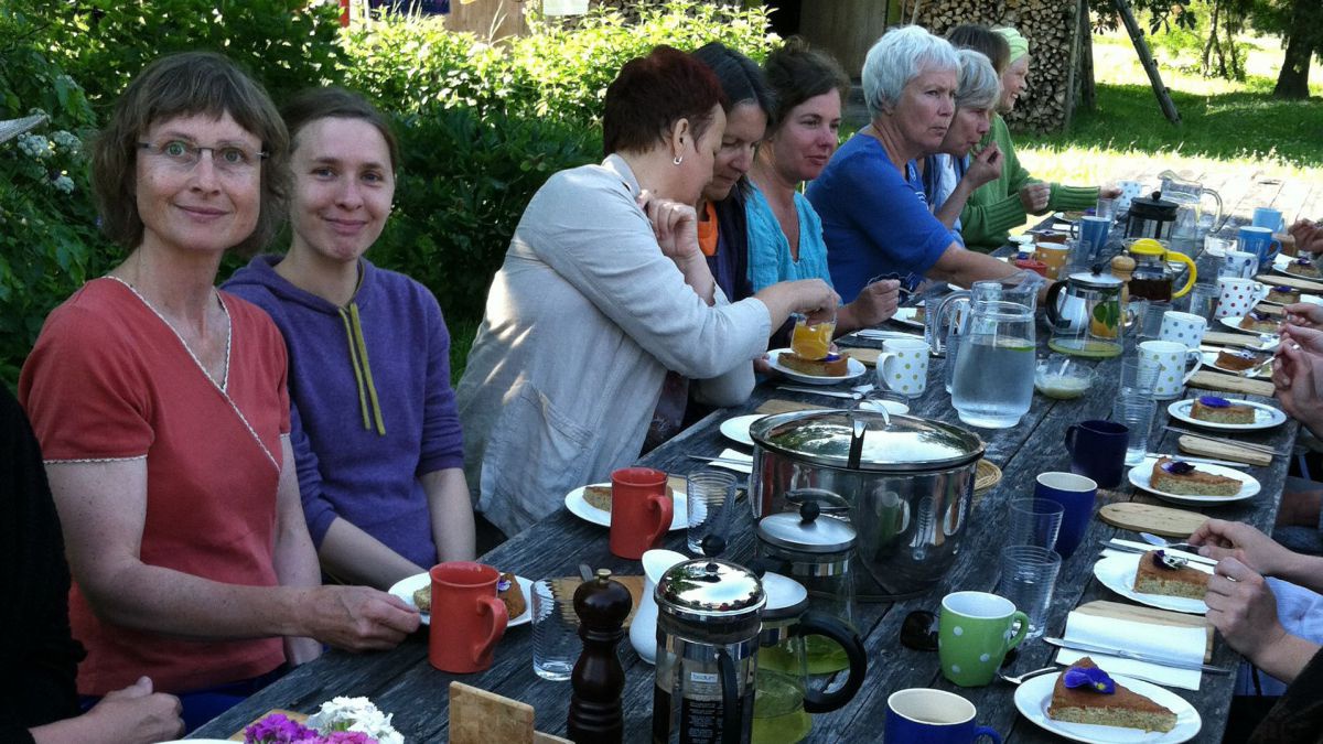Gruppe von Frauen am Tisch in Estland.