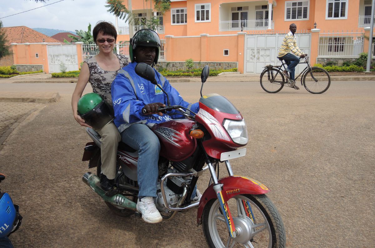 Frau am Sozius eines Motorrades in Kigali, Rwanda