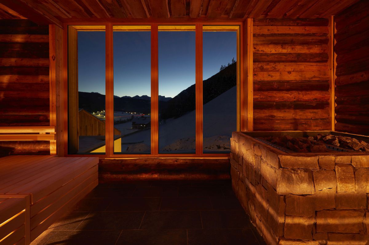 Sauna mit großer Glasfläche und Blick hinaus in den Sonnenuntergang im Gsiesertal.