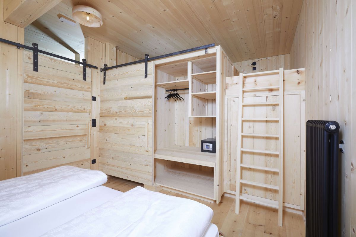 Schlafzimmer ganz aus Holz.