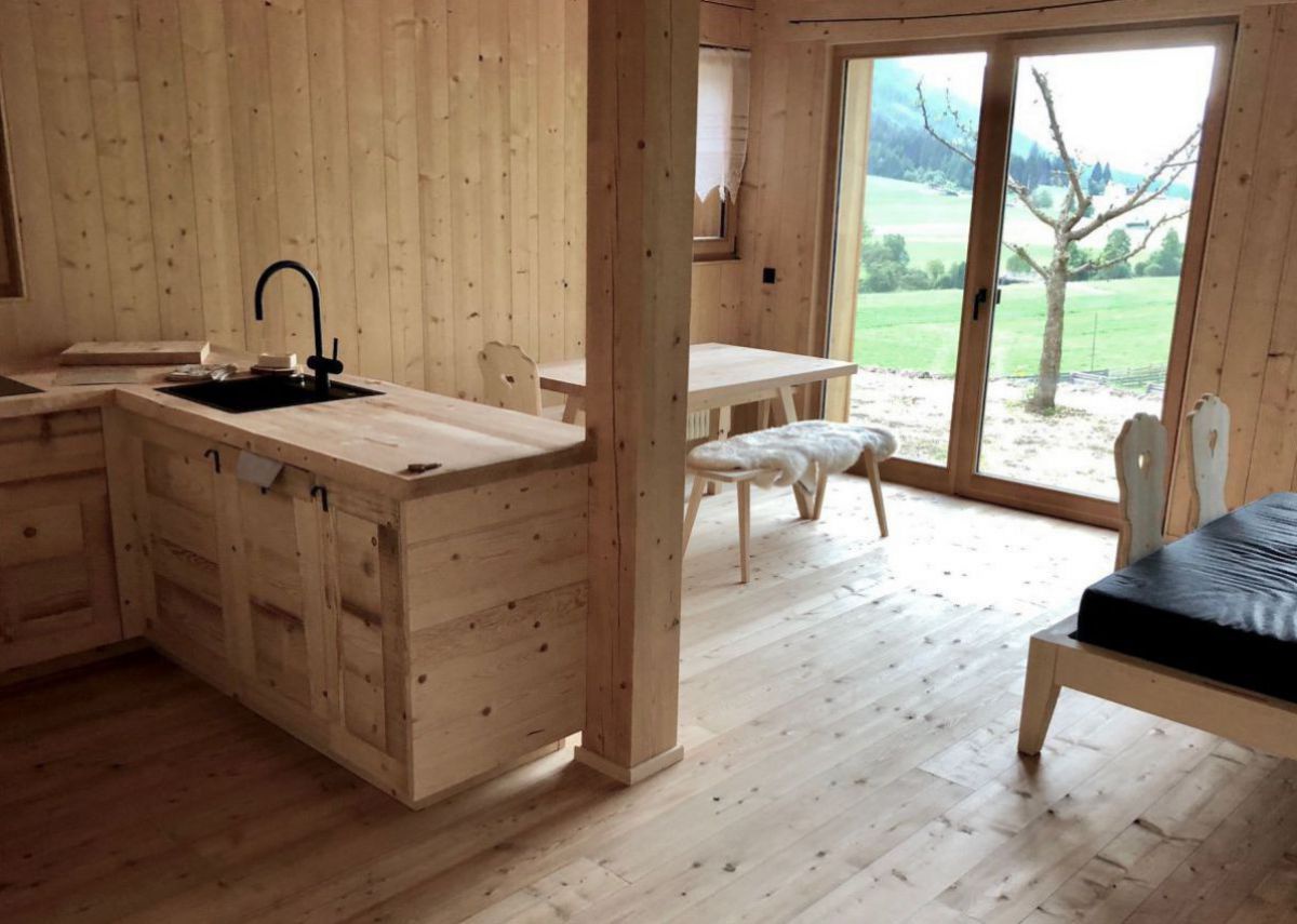 Küche mit Blick auf die Terrasse.
