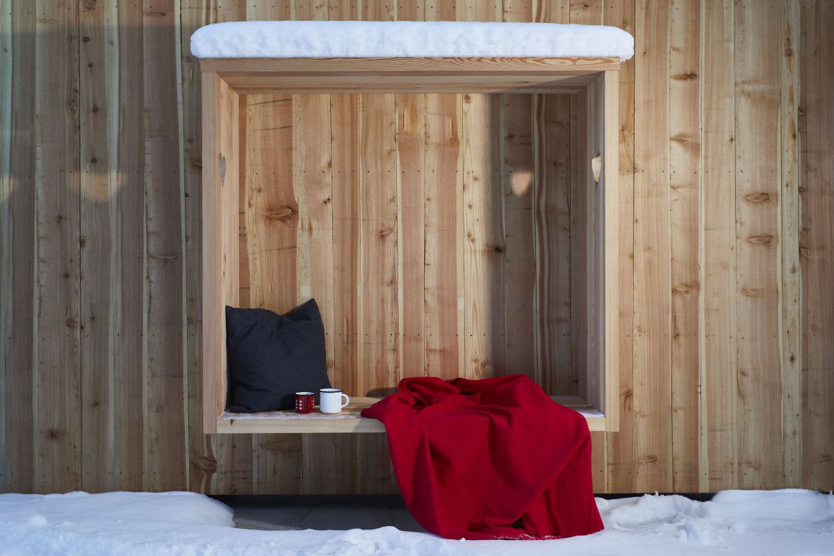 Ein tieferer Holzramen an der Außenwand, wo man sich reinsetzen kann. Dazu ein Pllster, eine Decke und 2 Kaffeehäferl. 