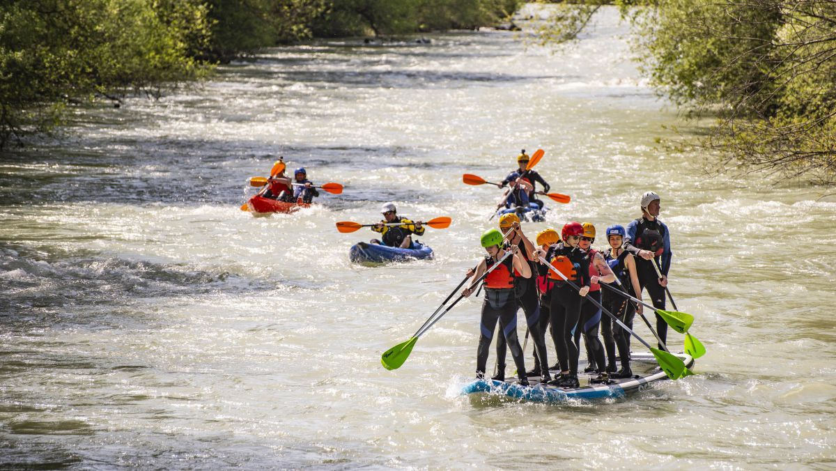 Kanufahrer und Stand-up paddler am Fluss