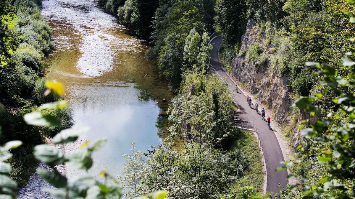 Radweg neben der Ybbs von oben - mehrere Radfehrer sind als kleine Punkte zu sehen.