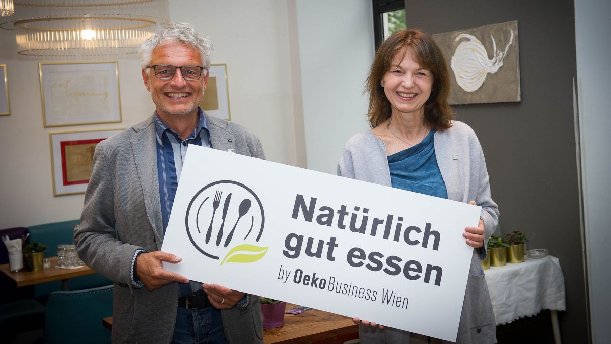 Thomas Hruschka und Karin Büchl-Krammerstätter mit dem Natürlich gut esen - Logo.