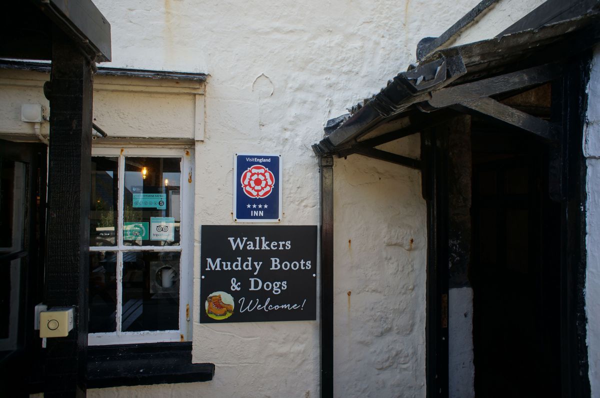 Schild vor einem Pub in Cornwall.