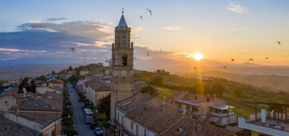 Blick von oben auf italienische Altstadt mit Kirche.