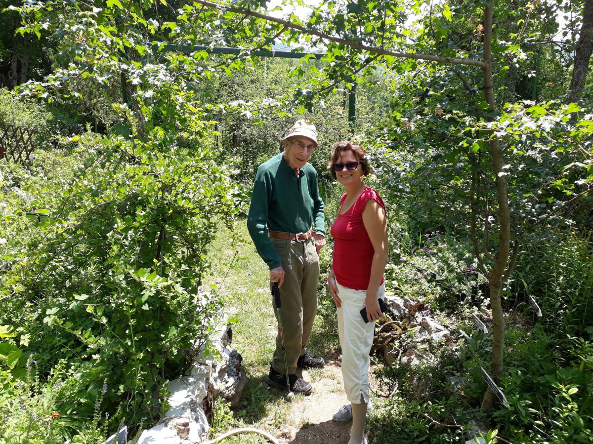 Professor Vincek führt Roswitha Reisinger durch seinen botanischen Garten.