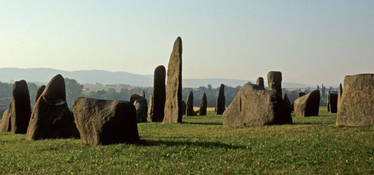 Feld mit Steinformationen.