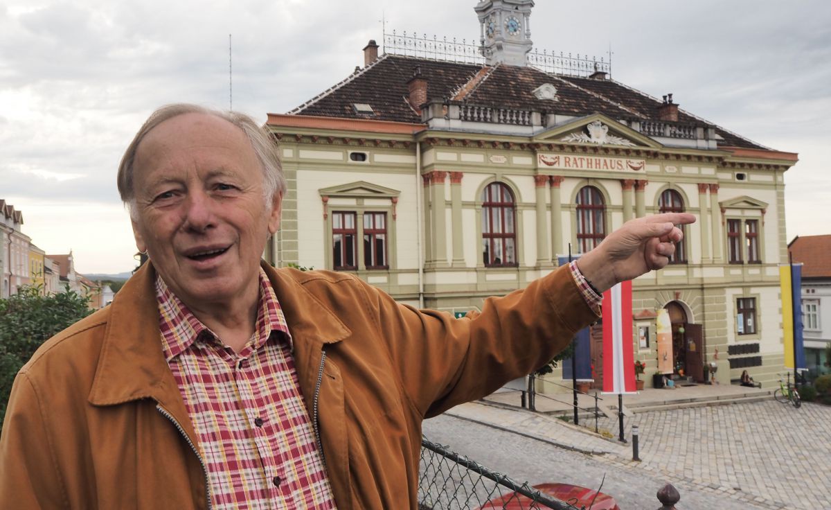 Ernest Zederbauer vor dem Rathaus in Weitra