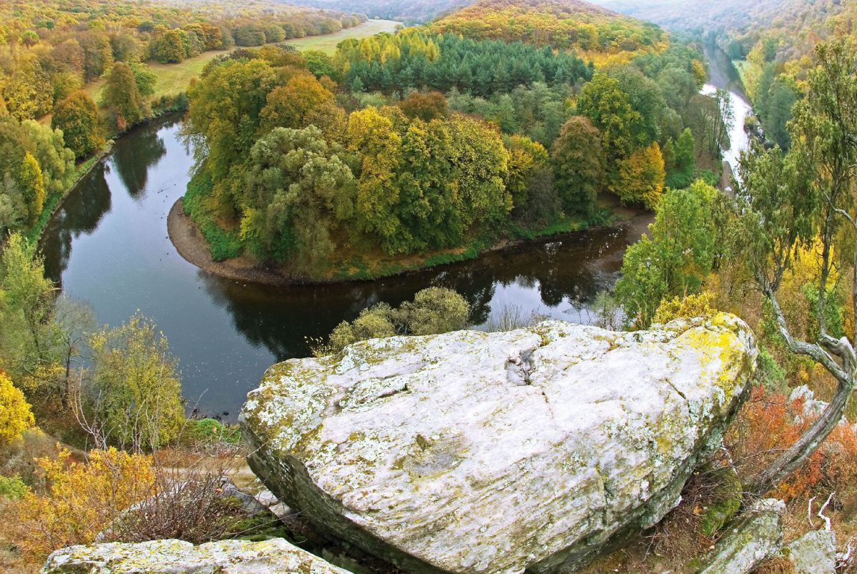 Blick vom Übersteig Felsen hinunter auf die Thayaschlinge.