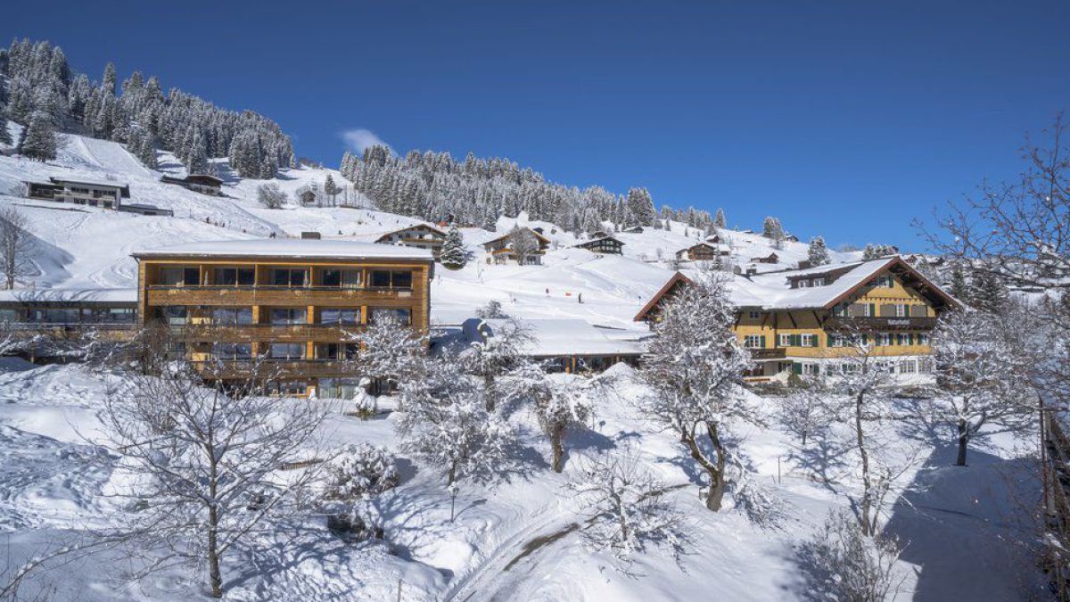 Hotelansicht im Winter mit viel Schnee.