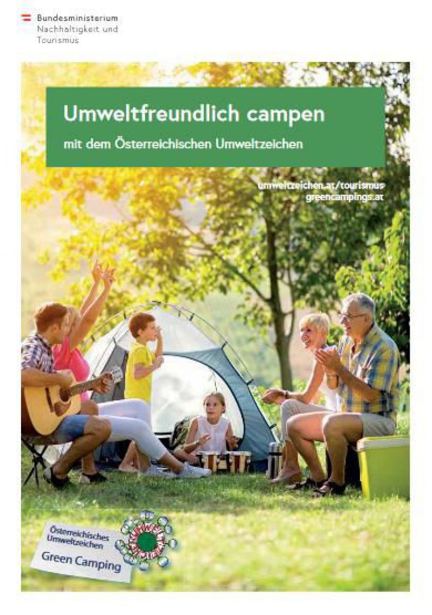 Cover Broschüre Familie macht Musik vor einem Zelt.