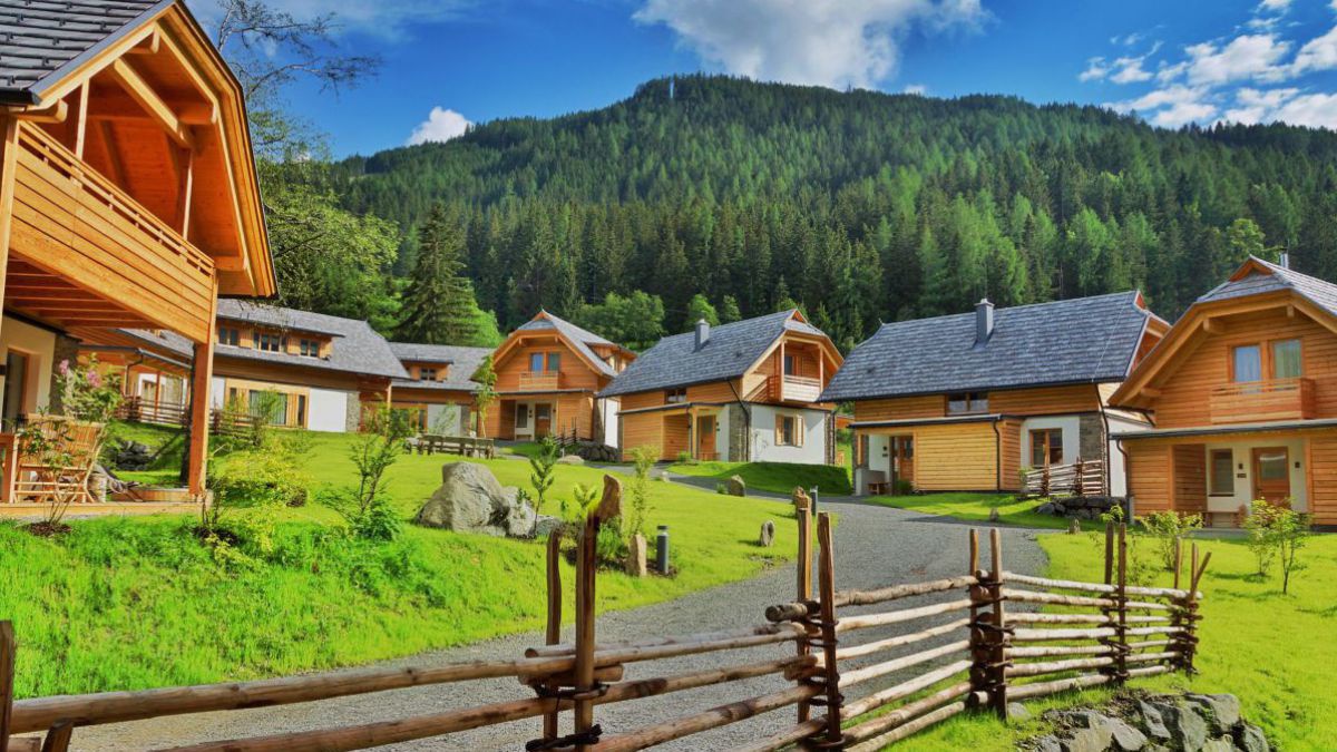 Chaletdorf mit mehreren Häusern im Sommer