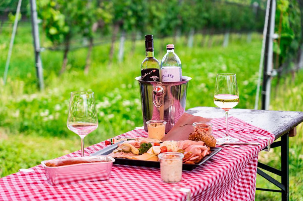 Heurigentisch mit Jausenbrettl und Weingläsern