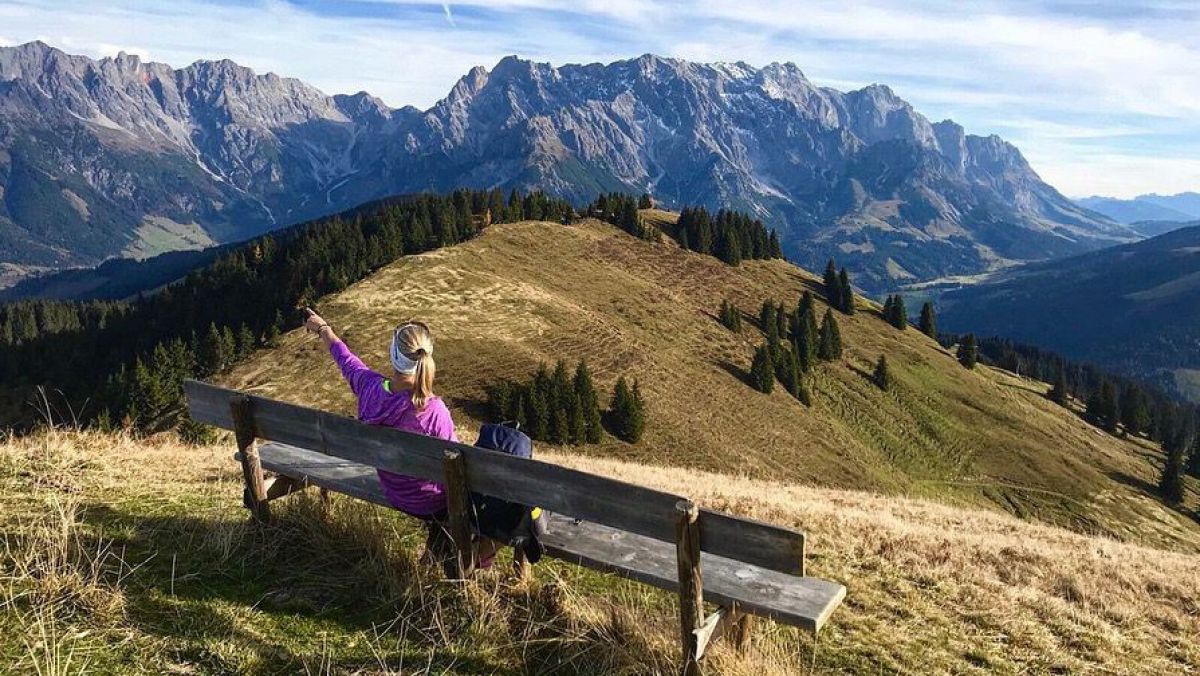 Frau sitzt auf einer Bank auf der Marbachhöhe.