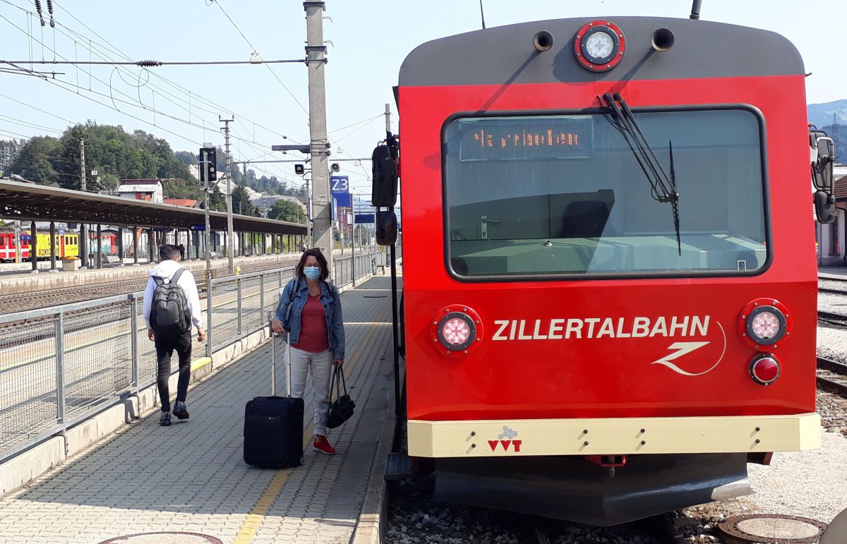 Roswitha Reisinger mit Rollkoffer vor der Zillertal-Bahn.