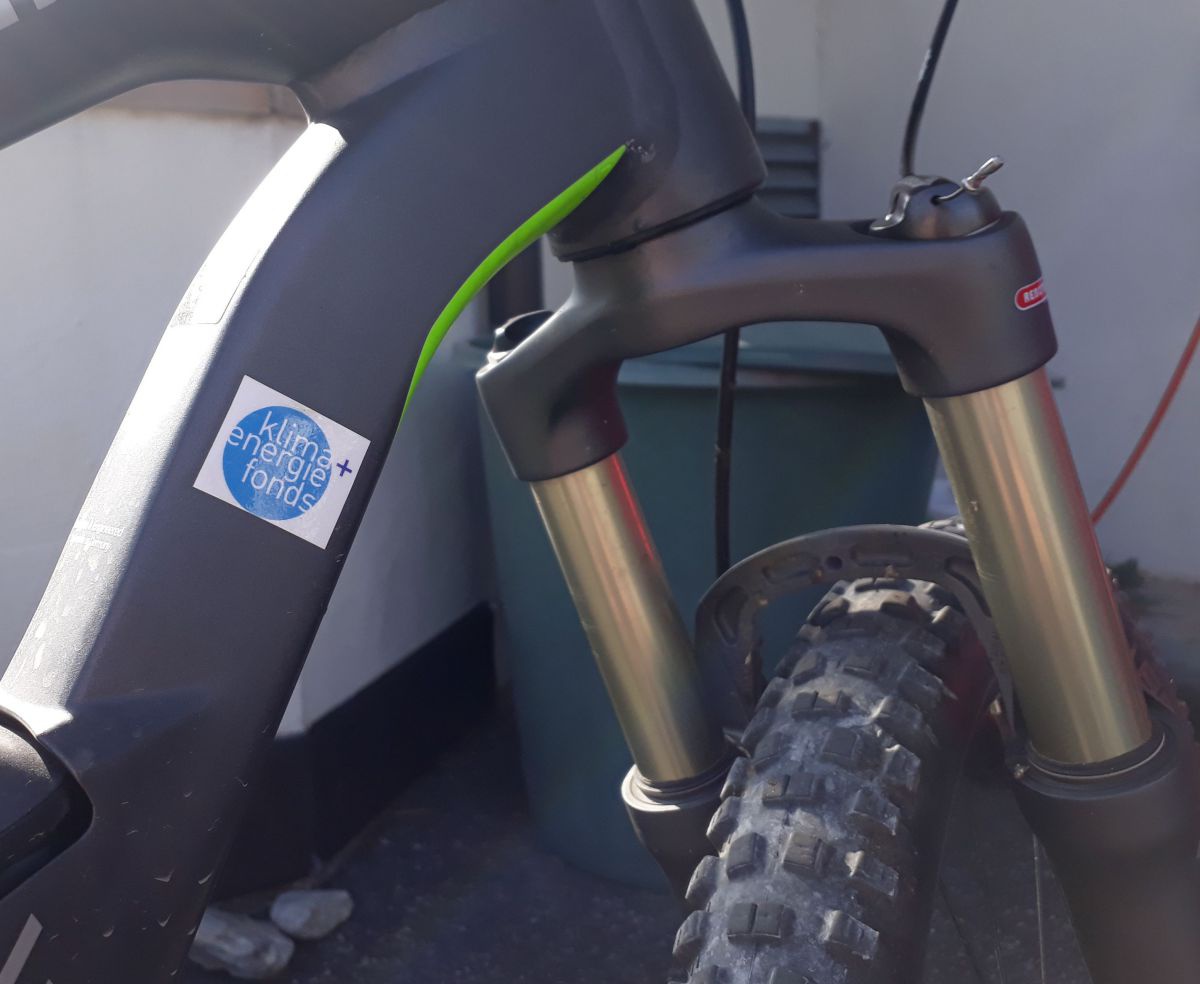 Klimafondspickerl auf E-Bike.