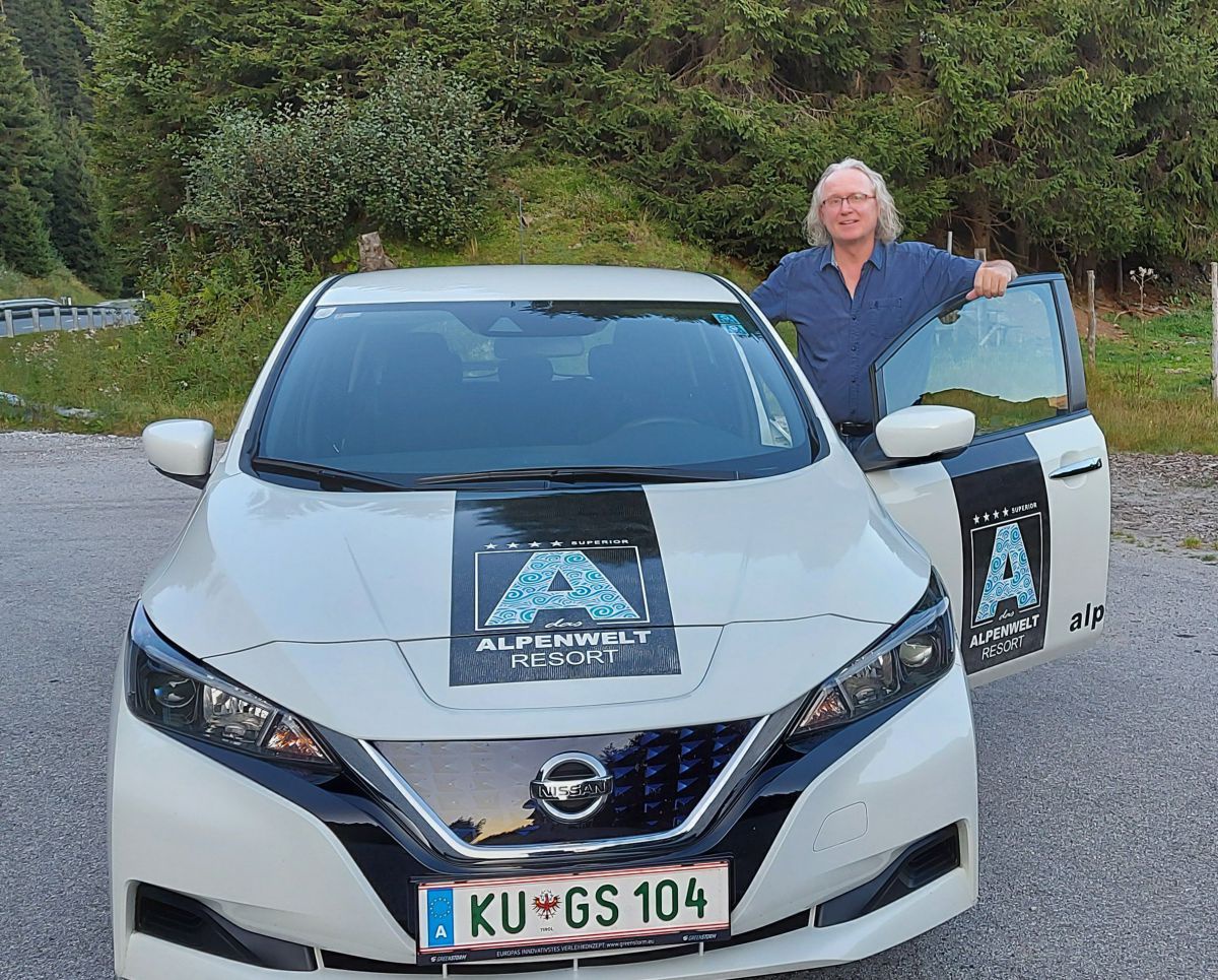 Christian Brandstätter mit Elektroauto
