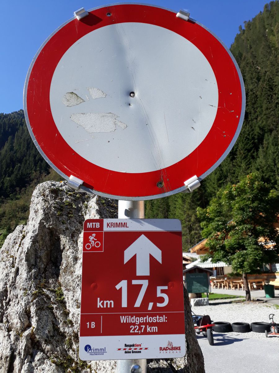 Fahrverbotsschild - aber für Radfahrer erlaubt.