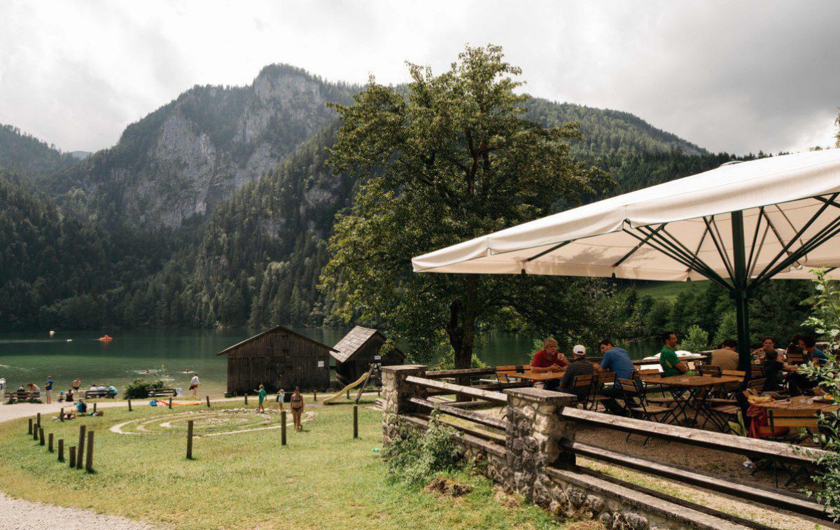 Blick über die Terasse vom Seebauer auf den Gleinkersee. 
