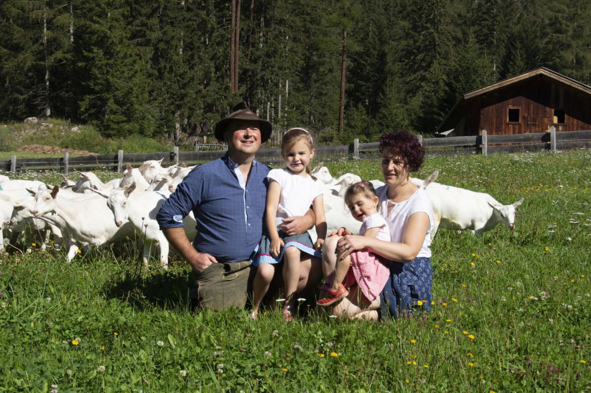 Familie Jans, Herr und Frau Jans mit den beiden kleinen Töchtern bei den Ziegen auf der Wiese.
